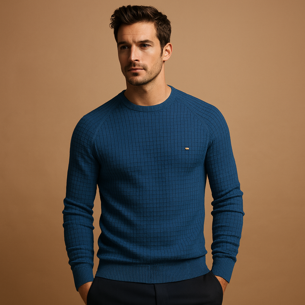 Men’s warm knitted crew neck sweater with a soft fabric and relaxed fit, ideal for autumn and winter everyday outfits.