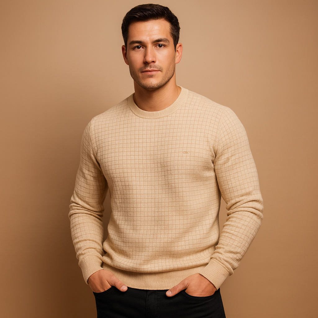 Men’s warm knitted crew neck sweater with a soft fabric and relaxed fit, ideal for autumn and winter everyday outfits.