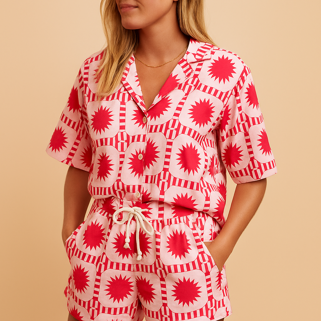 Women’s floral two-piece summer set with short-sleeve blouse and matching shorts, ideal for vacations, beachwear, or relaxed summer days.