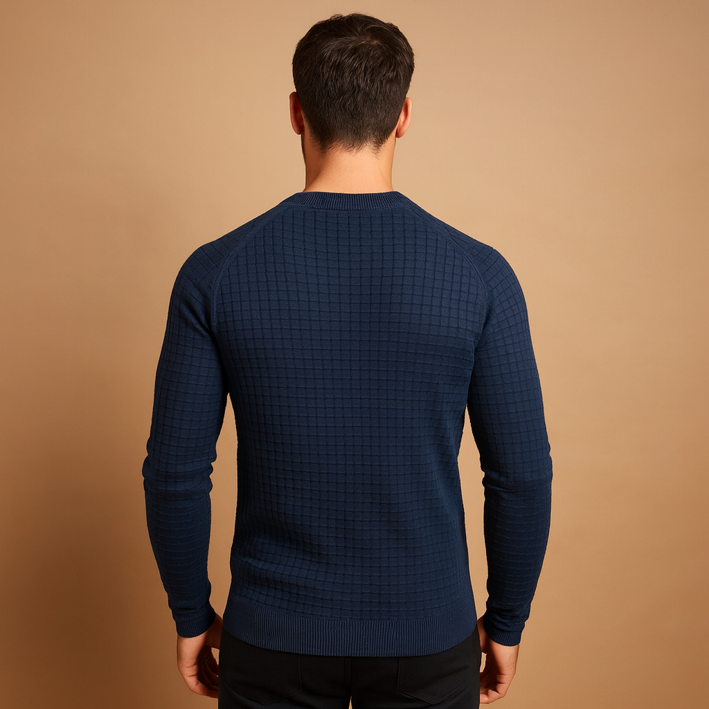 Men’s warm knitted crew neck sweater with a soft fabric and relaxed fit, ideal for autumn and winter everyday outfits.