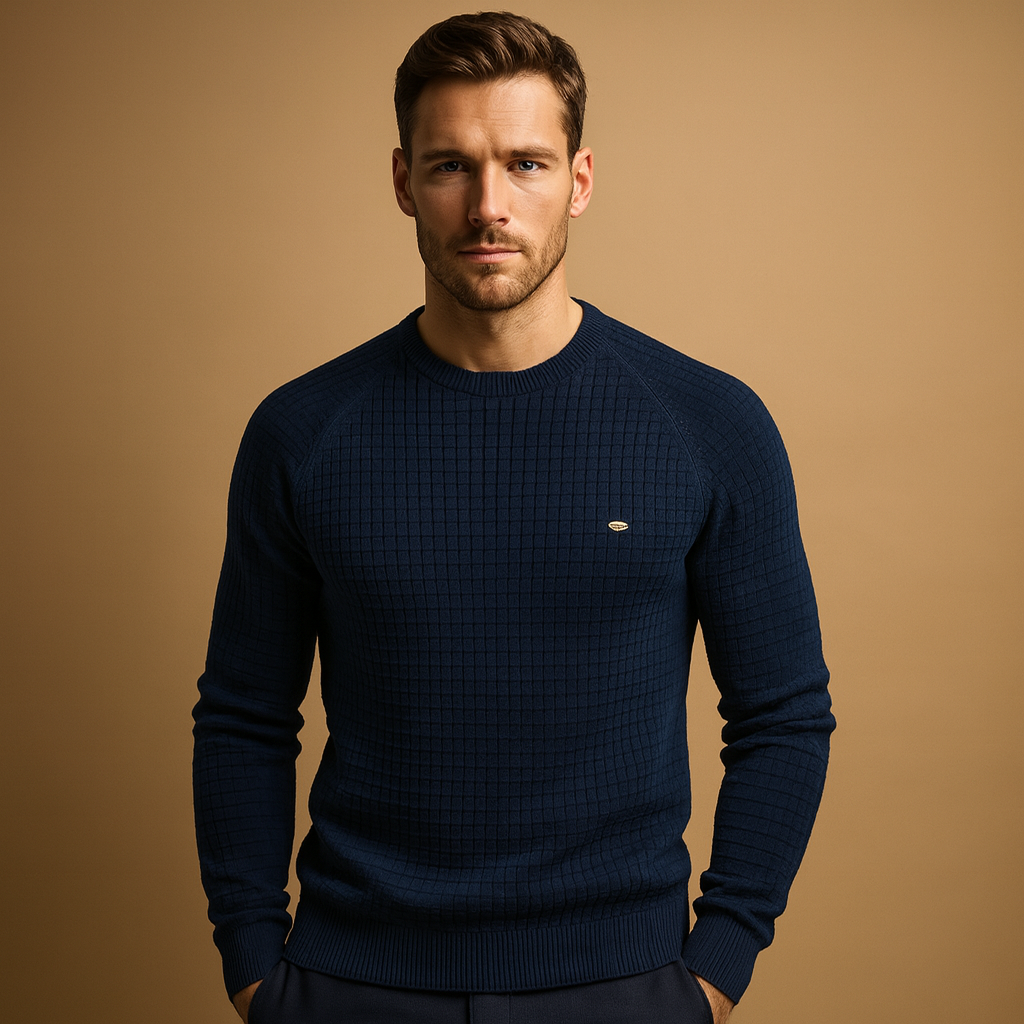 Men’s warm knitted crew neck sweater with a soft fabric and relaxed fit, ideal for autumn and winter everyday outfits.